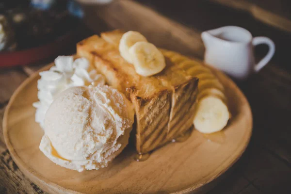 Tostadas de miel con helado . —  Fotos de Stock