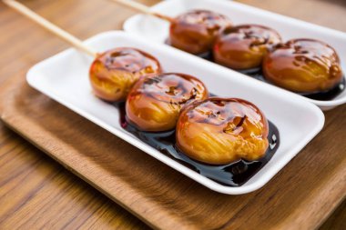 Pirinç unundan yapılan Mitarashi dango.