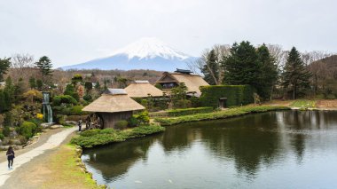 Oshino Hakkai Fuji beş Gölü bölgesinde küçük bir köy.