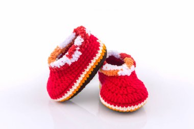 Küçük bebek ayakkabıları. Çocuklara örgü ayakkabı el sanatları.