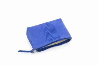 Mavi deri kozmetik çantası.