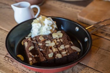 Taze pasta çikolatalı kek kadar kapatın.