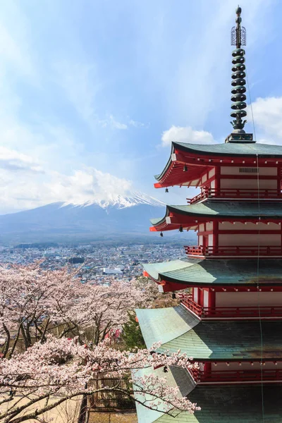 Chureito 塔や赤塔の後ろから見る富士山. — ストック写真