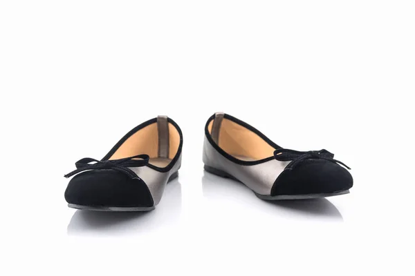 Женские туфли черного и золотого цвета . — стоковое фото