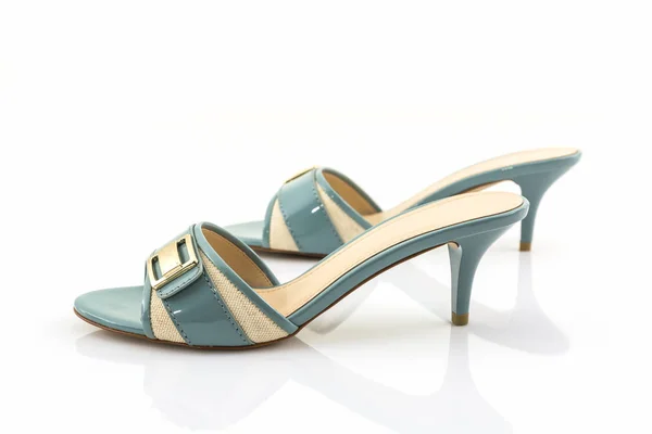 Närbild av kvinnliga högklackade skor. — Stockfoto