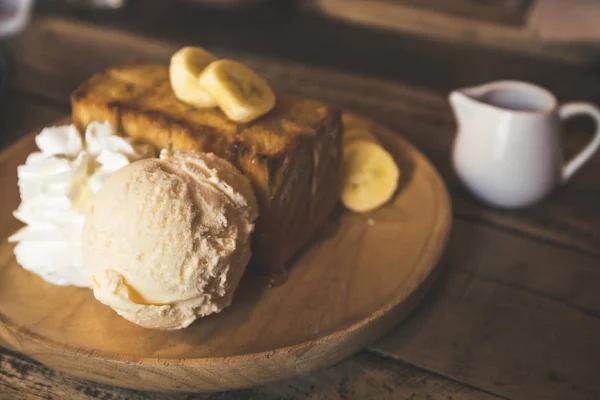 Медовий тост з білим морозивом . — стокове фото
