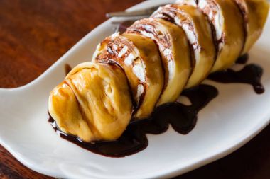 Muz krep rulo ve çikolata sosu ile.