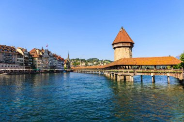 Şapel bridge Luzern (Lucerne Reuss Nehri üzerinde göster). 