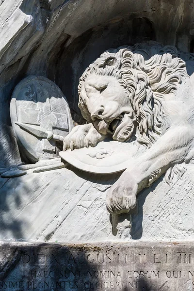 Πεθαίνοντας μνημείο λέοντος στην πέτρα στη Λουκέρνη (Λουκέρνη), Switzerlan — Φωτογραφία Αρχείου