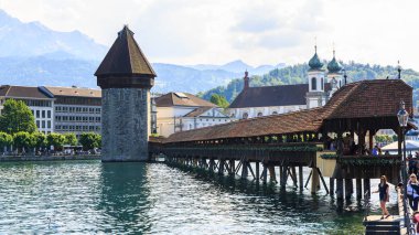 Şapel bridge Luzern (Lucerne Reuss Nehri üzerinde göster). 