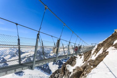 Titlis Dağı'nda asma köprü.