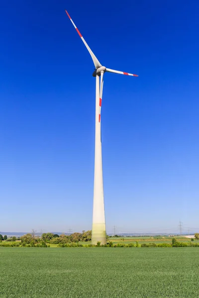 Windkraftanlage auf dem Feld. — Stockfoto
