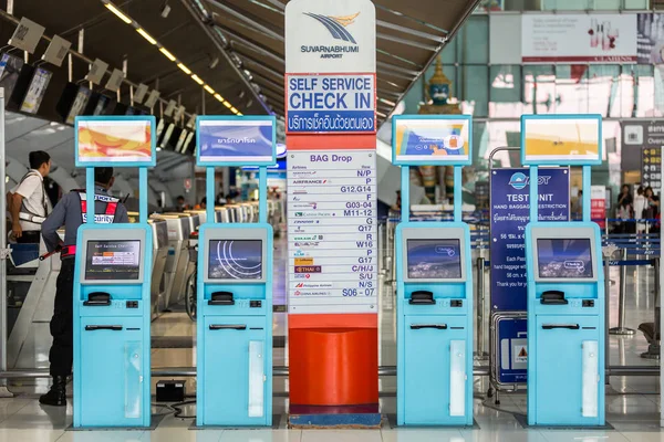 Una fila de mostrador de facturación de autoservicio en Suvarnabhumiairport ai — Foto de Stock