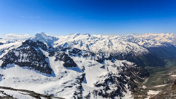 Titlis kar dağ dağ aralığından bir yarış olduğunu — Stok fotoğraf