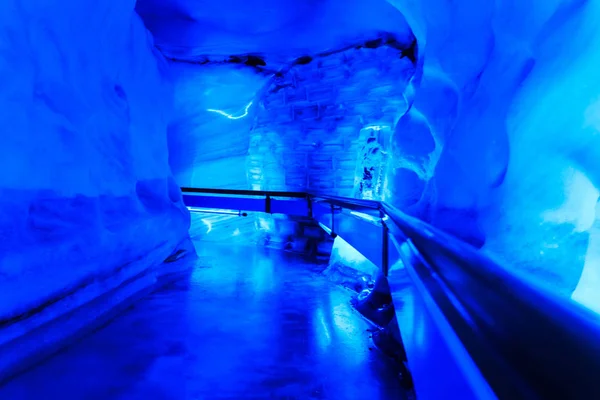 Το σπήλαιο του παγετώνα στην περιοχή Mt. Titlis. — Φωτογραφία Αρχείου