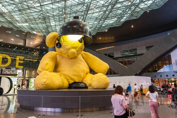 Duża, żółta lampka Miś w środku terminalu — Zdjęcie stockowe