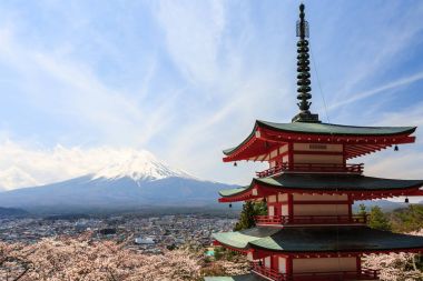 Mt. Fuji arka planla ile Chureito Pagoda veya kırmızı pagoda.
