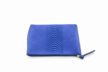 Mavi deri kozmetik çantası.