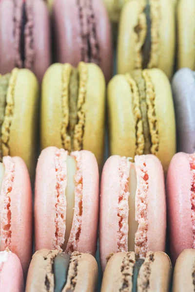 Słodkie i kolorowe makaroniki francuskie lub macaron. — Zdjęcie stockowe