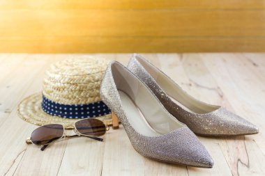 Modern tarzı görüntü kadın moda: hasır şapka, güneş gözlüğü ve