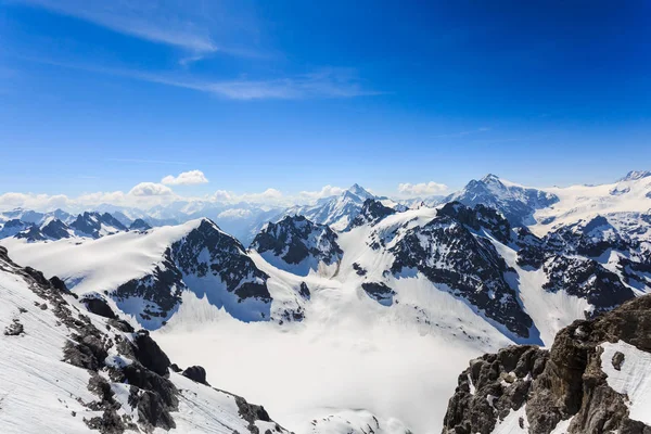 ภูเขาหิมะภูเขาจาก Titlis เป็นภูเขา — ภาพถ่ายสต็อก