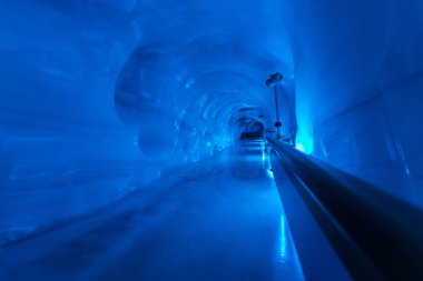 Mt. Titlis alan buzul mağarada.