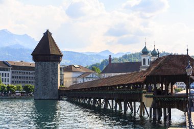 Şapel bridge Luzern (Lucerne Reuss Nehri üzerinde göster). 