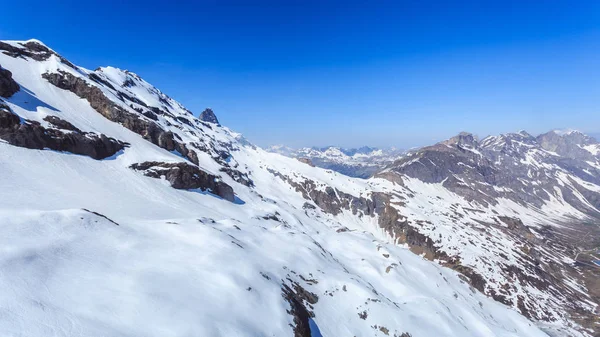 Titlis kar dağ dağ aralığından bir yarış olduğunu — Stok fotoğraf