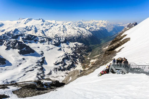 Titlis kar dağ dağ aralığından bir yarış olduğunu — Stok fotoğraf