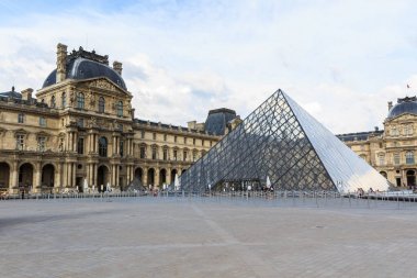 Paris Louvre Müzesi (Grand Louvre).