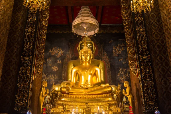 Gouden Boeddha in Wat Bowonniwet Vihara tempel. — Stockfoto