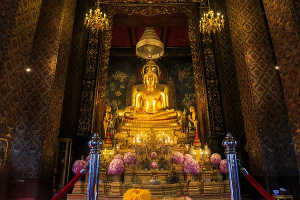 Golden Buddha in Wat Bowonniwet Vihara Temple. — Stock Photo, Image