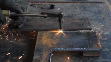 İşçi kesim çelik metal meşale kullanarak. Oksi-yakıt kesme.  