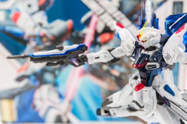 Gundam ölçekli plastik modeller.