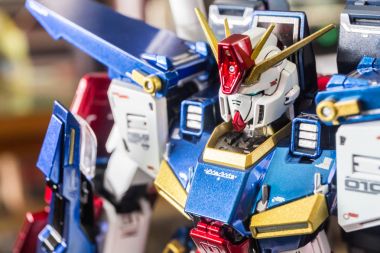 Gundam ölçekli plastik modeller.