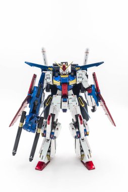 Gundam model beyaz arka plan üzerinde.