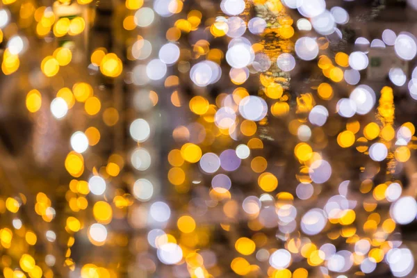 抽象的な金と銀の背景のボケ味。クリスマス ボケ光 — ストック写真