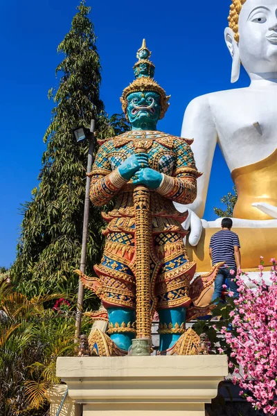 Statue géante à Wat Phra que doi kham temple . — Photo