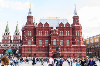 Turist devlet Tarih Müzesi Kızıl Meydan üzerinde M ziyaret