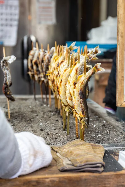 Gegrillter Ayu-Fisch mit Salz am Kegon-Wasserfall, Japan. — Stockfoto