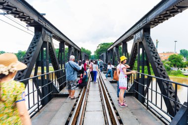 Turist ziyareti Kwai Nehri Köprüsü, Kanchanaburi, Tayland