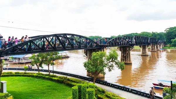 Tourist visit The Bridge of the River Kwai, Kanchanaburi, Thaila — Stock Photo, Image