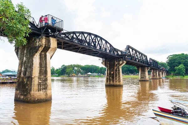 Tourist visit The Bridge of the River Kwai, Kanchanaburi, Thaila — Stock Photo, Image