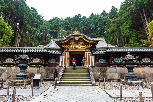 Nikko 'daki Taiyuin tapınağını ziyaret eden turistler Stok Resim