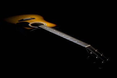 Jartiyer kemerli akustik gitar yakası gitarın gövdesine ve başlığa doğru bulanıklaştı. Gitar parçaları kavramı