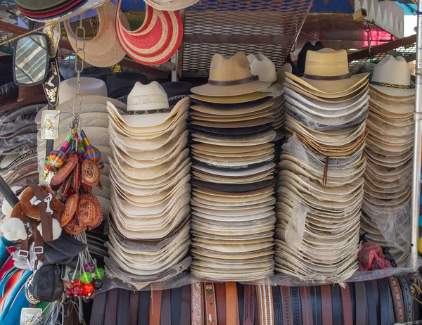 Tienda mexicana con sombreros de varios estilos como vaquero y cubano — Foto de Stock