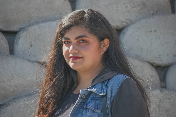 Mollige vrouw met latijn of hindoe verschijning in de voorkant van betonnen muur — Stockfoto