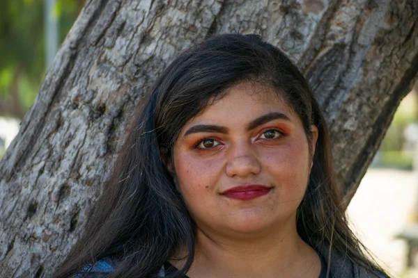 Mollige vrouw met latijn of hindoe uiterlijk wandelen in het park — Stockfoto