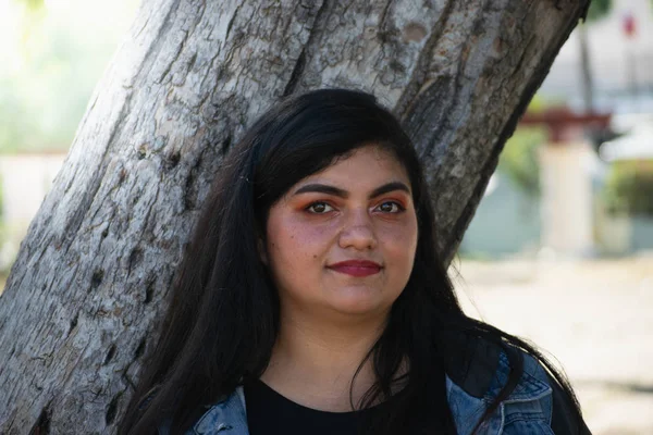 Knubbig kvinna med latinska eller hindu utseende promenader i parken — Stockfoto