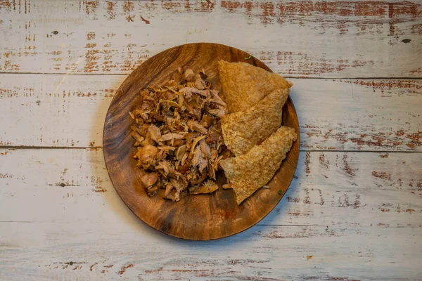 Plato tradicional de comida mexicana para tacos de carnitas de cerdo y sobre mesa de madera — Foto de Stock